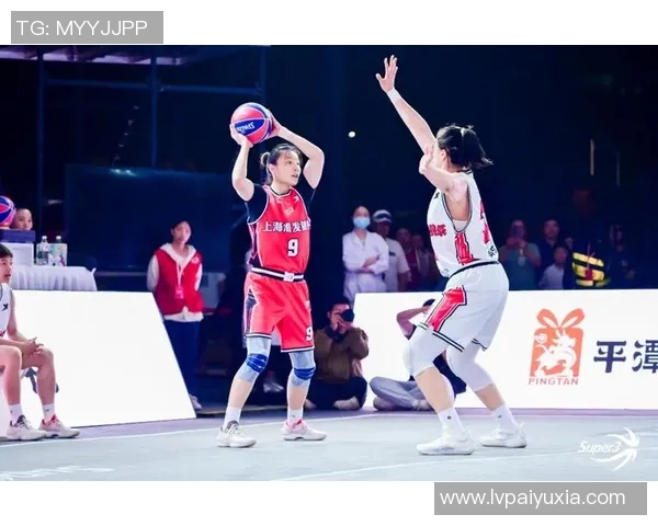 三人篮球女队展现默契配合共同追逐胜利的精彩瞬间